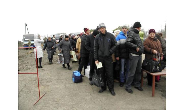 Стаття На Донбасі бойовики навмисно залишають людей на ночівлю у «сірій» зоні Ранкове місто. Крим