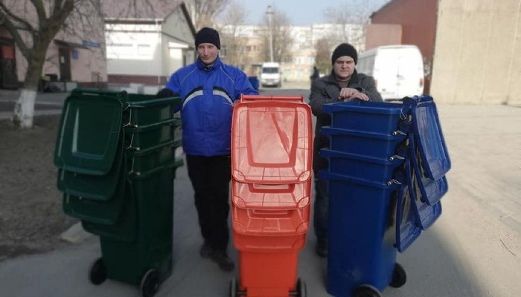 Стаття Мариупольские ОСМД получили баки для раздельного сбора мусора Ранкове місто. Крим