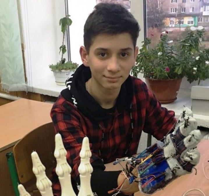 Стаття Український школяр розробив електронну руку для розміновування територій Ранкове місто. Крим
