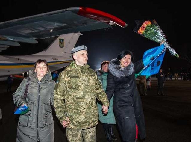 Стаття Украина начала выплату матпомощи освобожденным заложникам Ранкове місто. Крим