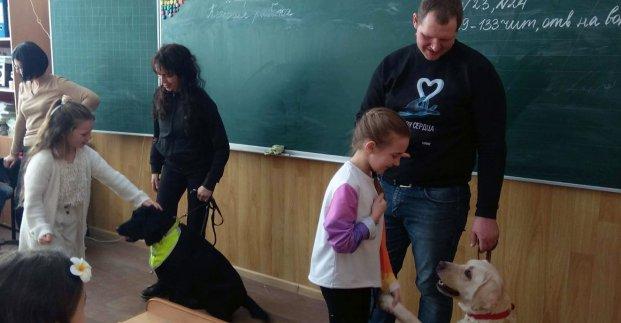 Стаття У Харкові школярів вчать безпечному спілкуванню з собаками Ранкове місто. Крим
