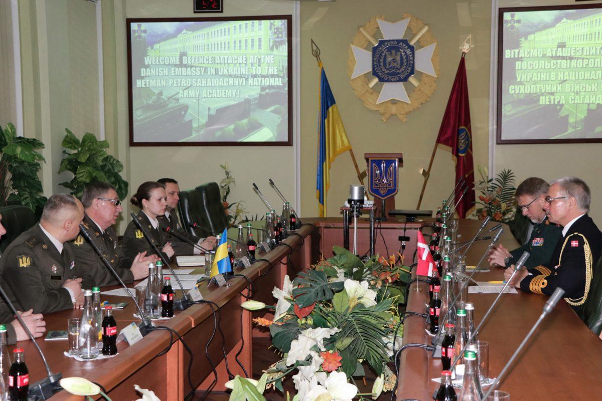 Стаття В Академії сухопутних військ відкрили інтерактивний клас англійської Ранкове місто. Крим