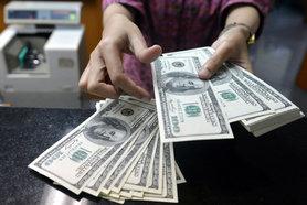 Стаття Крупные банки возобновили выдачу наличной валюты Ранкове місто. Крим