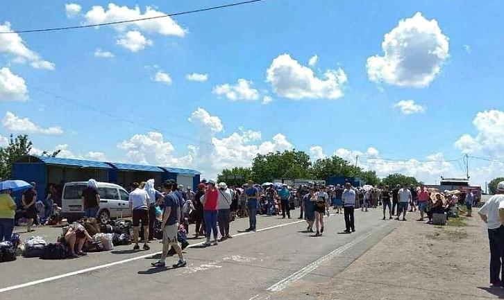 Стаття На КПВВ «Оленівка» люди другу добу стоять у черзі, деяких забирає «швидка» Ранкове місто. Крим