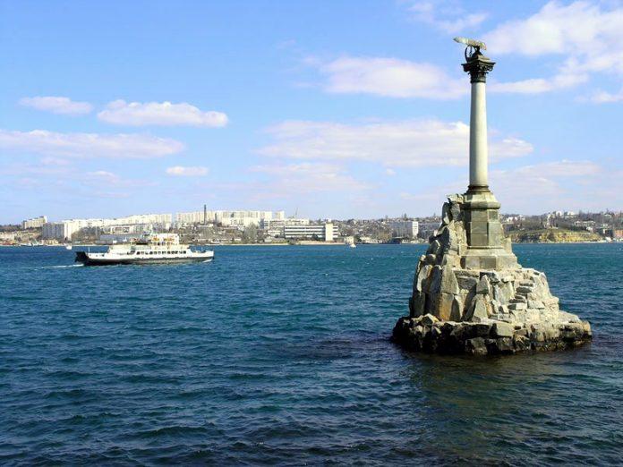 Статья А было обещано сотворить невообразимое военно-патриотическое чудо… Утренний город. Крым