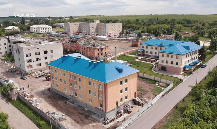Стаття Посли країн ЄС подивились на хід відбудови психіатричної лікарні у Семенівці. Фото Ранкове місто. Крим