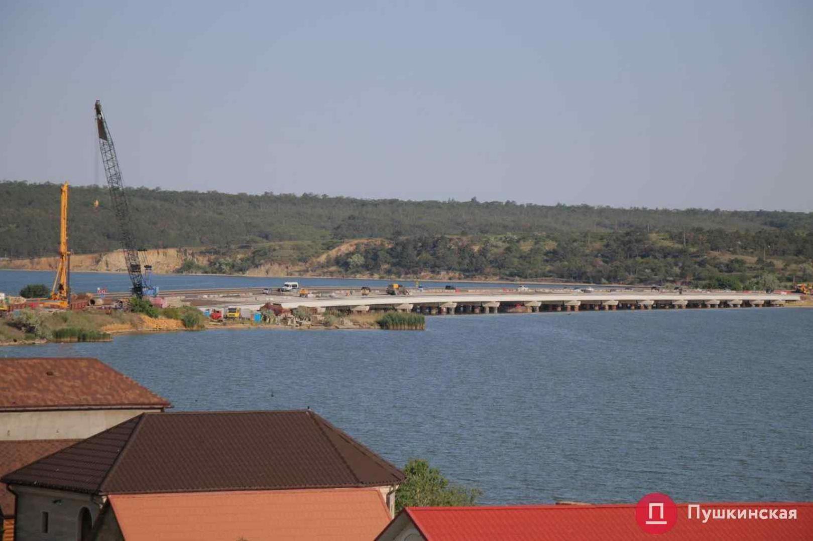 Стаття Первую половину отремонтированного моста через Хаджибейский лиман обещают открыть уже в сентябре Ранкове місто. Крим