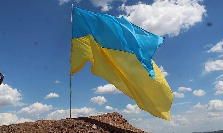 Стаття У прифронтовому Трецьку здійняли великий прапор України на терикон міста. ФОТОФАКТ Ранкове місто. Крим