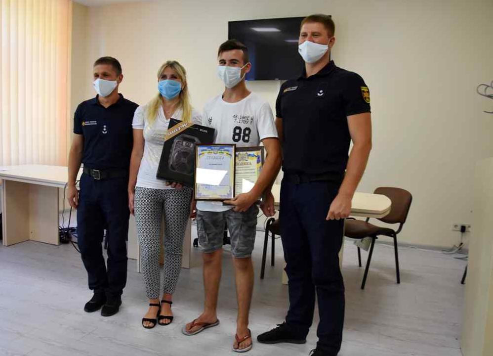 Стаття Под Одессой наградили школьника, который на пляже спас мужчину. Фото Ранкове місто. Крим