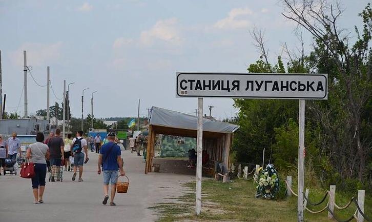 Стаття Бойовики не пропускають жителів ОРДО через КПВВ «Станиця Луганська» Ранкове місто. Крим