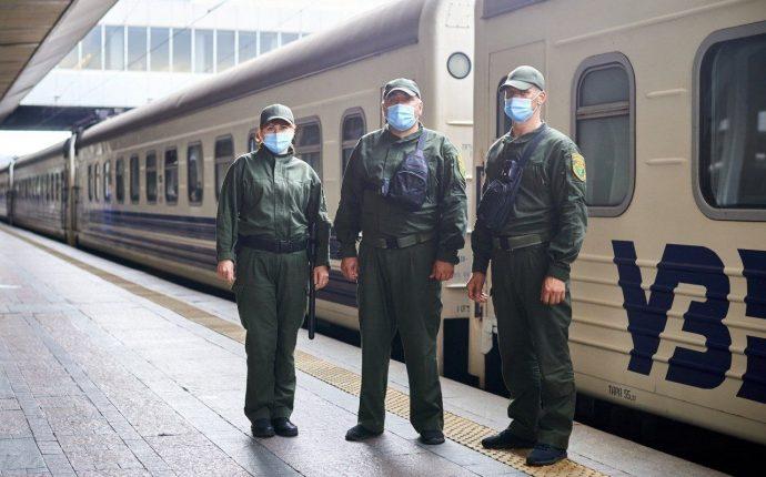Стаття В поездах появилась военизированная охрана Ранкове місто. Крим