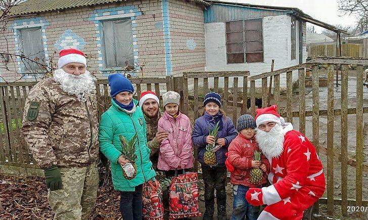 Стаття #на_захисті_свята: волонтери започаткували новорічний флешмоб на підтримку військових Ранкове місто. Крим