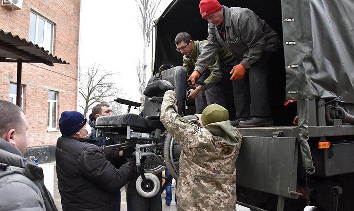 Стаття Військові передали жителям прифронтової зони 150 тонн гуманітарного вантажу. ФОТО Ранкове місто. Крим