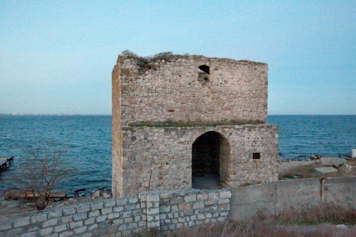 Стаття Не свое – не жалко: оккупанты разрушают памятник 14 века в Феодосии Ранкове місто. Крим