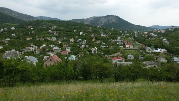 Стаття Под изъятие попадут 221 участок, 33 дома, источники водоснабжения и реликтовый лес Ранкове місто. Крим
