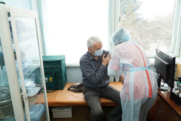 Стаття Крымчан массово вакцинируют российской вакциной — открыли мобильные пункты Ранкове місто. Крим