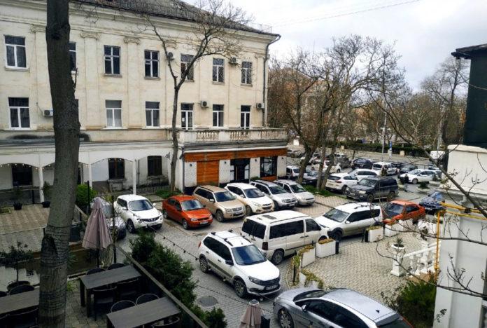 Стаття Из-за перенаселения Севастополя оккупанты запретят водителям ездить по городу Ранкове місто. Крим