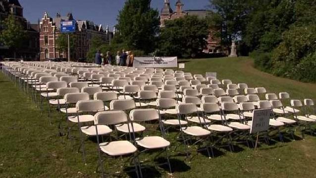 Стаття Перед началом суда по Боингу МН17 у посольства РФ в Гааге выставили 298 белых стульев Ранкове місто. Крим