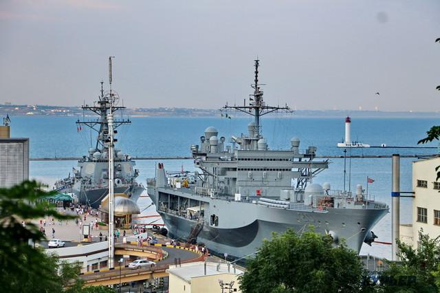 Стаття В Черном море находится соединение кораблей военного флота США Ранкове місто. Крим