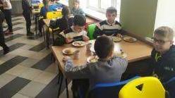 Стаття Новая старая еда. Как школы Славянска переходят на новые стандарты меню Ранкове місто. Крим