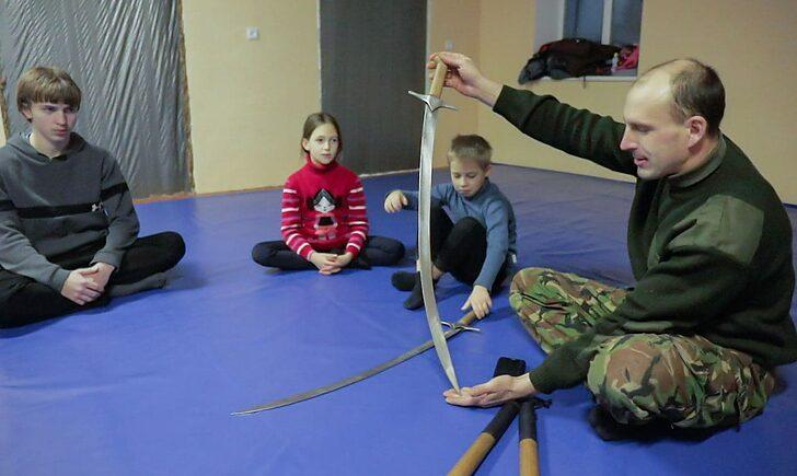 Стаття «Щоб стали чемпіонами», — у маленькому селі на Донеччині ветеран АТО розвиває козацьке бойове мистецтво Ранкове місто. Крим
