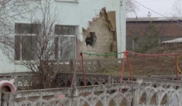 Стаття В Станице Луганской под обстрел оккупантов попал детский сад (фото) Ранкове місто. Крим