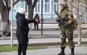 Стаття В Геническе женщина прогоняла российских солдат: Вы пришли на нашу землю! Ранкове місто. Крим