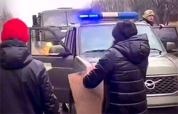 Стаття Жители Херсона заблокировали дорогу колонне оккупантов с меткой Z и гонят их в РФ Ранкове місто. Крим