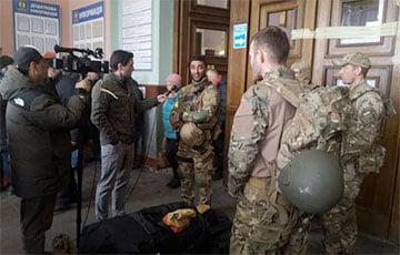 Стаття Ветераны королевской морской пехоты Британии прибыли в Украину Ранкове місто. Крим