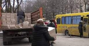 Стаття В Донецкой области начали выдавать продуктовые наборы для эвакуированных и малообеспеченных Ранкове місто. Крим