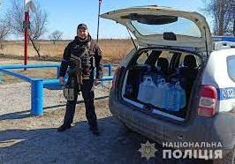 Стаття Жителям Марьинки, находящимся в убежище от обстрелов, полицейские Донетчины доставили воду Ранкове місто. Крим