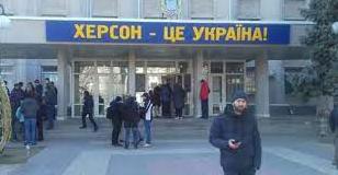 Стаття На горсовете захваченного Херсона повесили большой украинский флаг. ФОТО Ранкове місто. Крим
