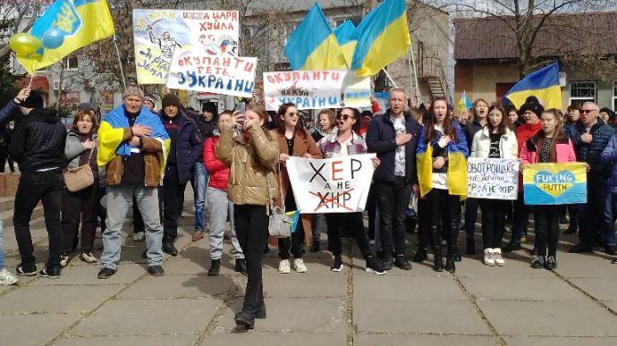 Стаття Украина — превыше всего: жители Новотроицкого вышли на митинг против оккупантов — видео Ранкове місто. Крим