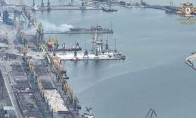 Статья Вход в порт Мариуполя с моря блокирует затопленный земснаряд «Меотида» / Фото Утренний город. Крым