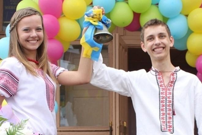 Стаття Столичні 11-класники відмовились від випускного, щоб допомогти армії Ранкове місто. Крим