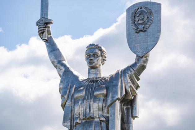 Статья Що буде на щиті монумента “Батьківщина-мати” – результати опитування Утренний город. Крым