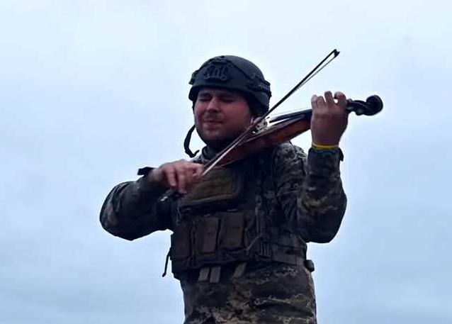 Статья «Воїни світла проти канібалів»: захисник України, який у військовій формі грає на скрипцi Утренний город. Крым