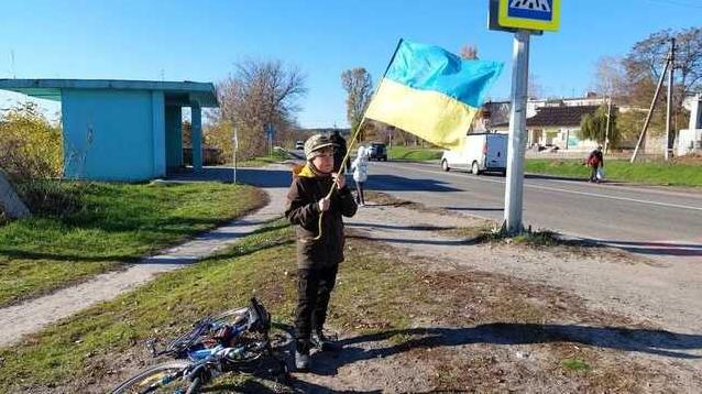 Стаття «Хочу, щоб ми перемогли»: на Харківщині 12-річний Максим вітає військових на трасі Утренний город. Крим