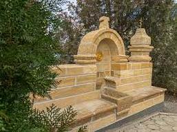 Стаття У селі на Одещині з'явилася нова пам'ятка — фонтан питної води, складений зі старовинних каменів Утренний город. Крим
