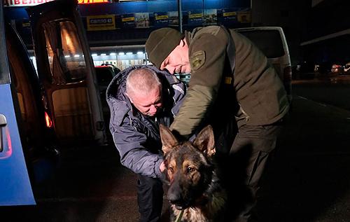 Стаття Неймовірна історія: поліцейський з Маріуполя знайшов собаку, якого не бачив 9 місяців. ВІДЕО Ранкове місто. Крим