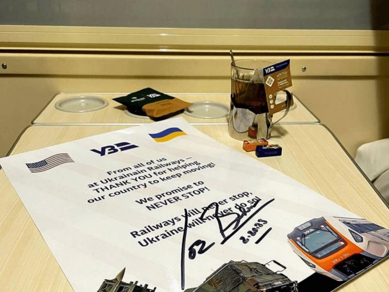 Стаття Укрзалізниця пригощатиме пасажирів чаєм “як у Байдена” Ранкове місто. Крим