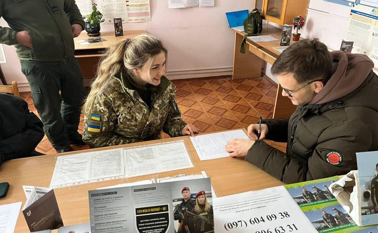 Стаття Серед охочих служити у «Гвардії наступу» чимало жінок: все більше добровольців подають заявки Утренний город. Крим