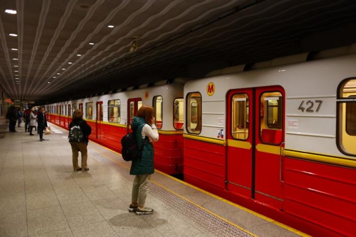 Стаття У Варшаві здійснив останню поїздку потяг, який передають київському метрополітену (фото) Ранкове місто. Крим