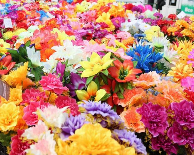 Стаття На Київщині заборонили використовувати штучні квіти та вінки на кладовищах Ранкове місто. Крим