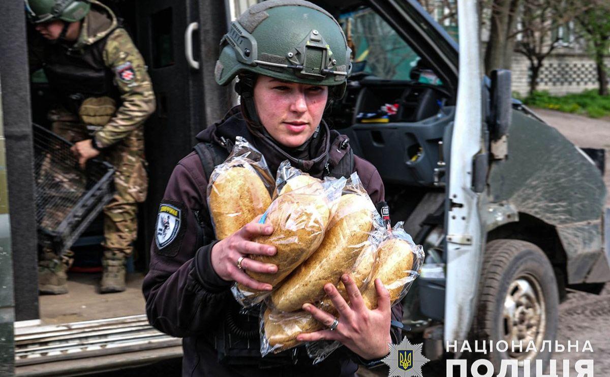Стаття Як спецекіпаж поліції «Білі янголи» доставляє хліб у прифронтове село Торське. ФОТО Ранкове місто. Крим