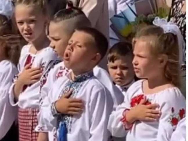 Стаття Маленький Українець став зіркою мережі через запальне виконання Гімну України. Відео Ранкове місто. Крим