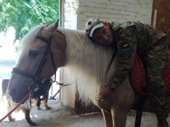Стаття У Києві коні допомагають військовим подолати стрес та повертають радість життя Ранкове місто. Крим