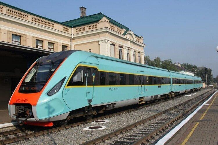 Стаття «Укрзалізниця» запустила додаткові поїзди з Києва до Львова Ранкове місто. Крим