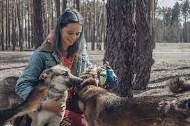 Стаття Мурал у Києві присвятили зоозахисниці з Ірпеня, яка вивела з міста десятки тварин Ранкове місто. Крим