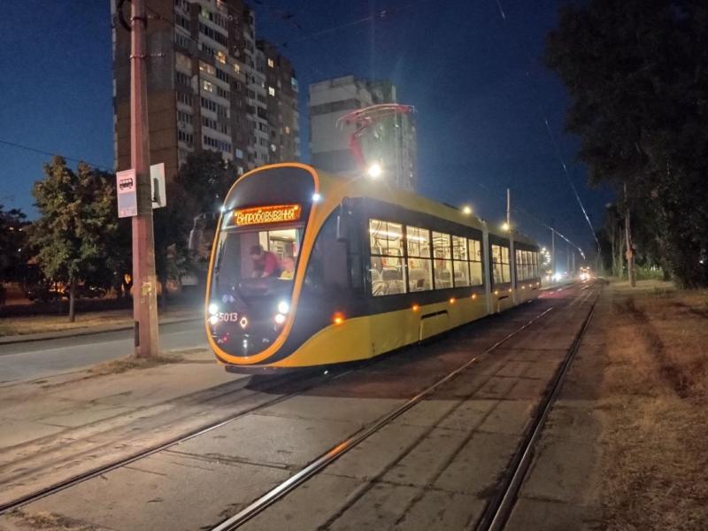 Стаття На пасажирські маршрути у столиці виходять 2 нові трамваї Ранкове місто. Крим